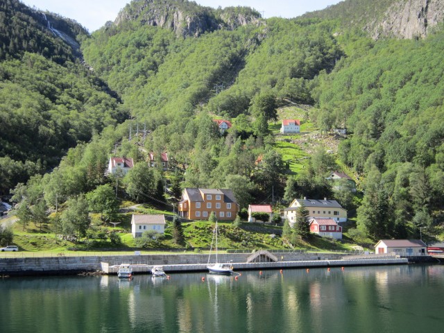 Noorwegen, dorp aan de fjord